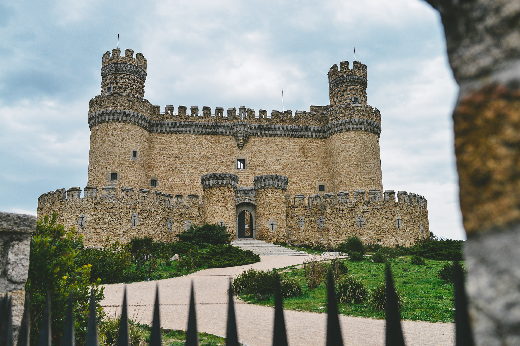 Замок Мансанарес-эль-Реал недалеко от Мадрида